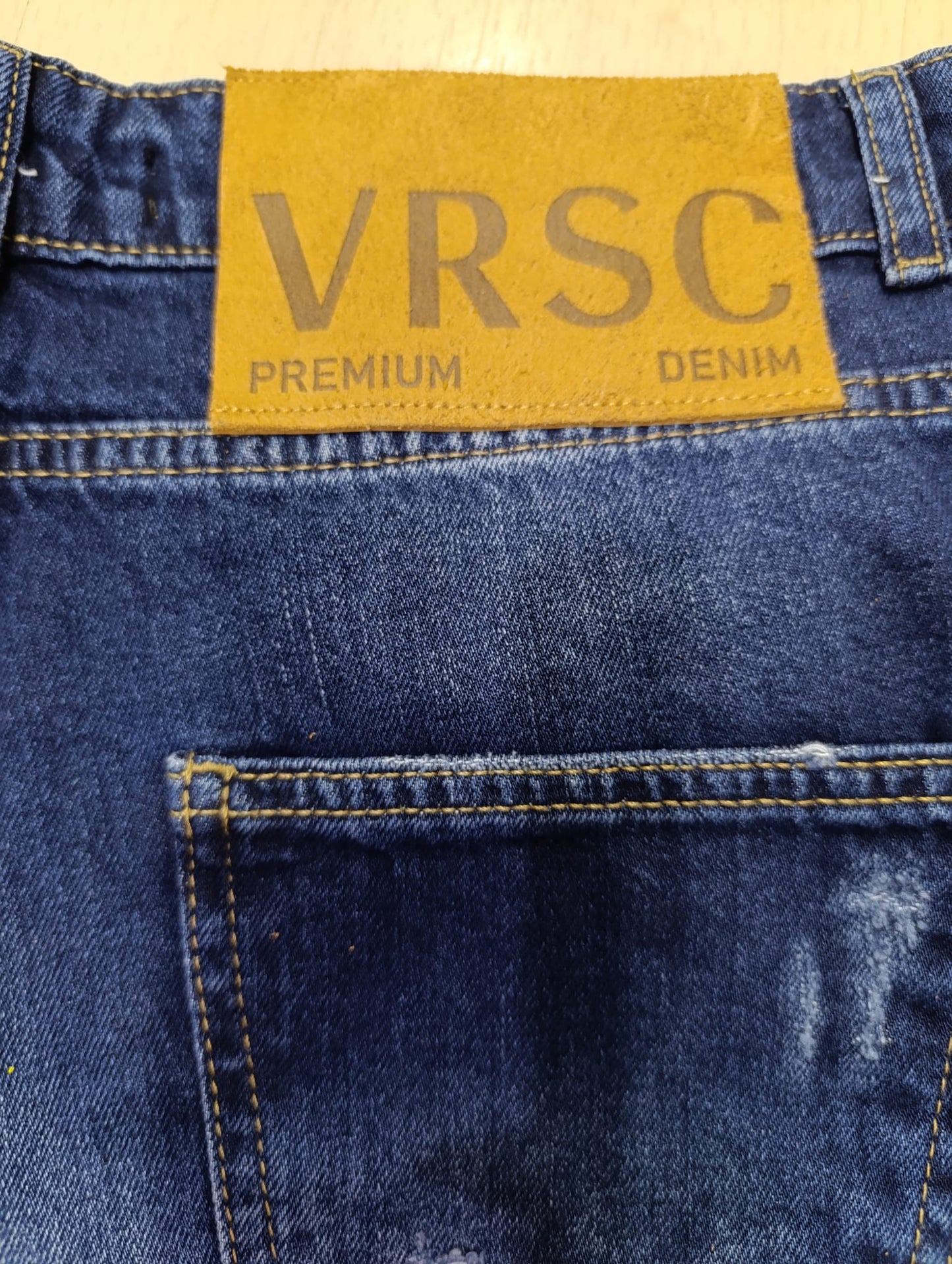 Bermuda di Jeans VRSC con schizzi e strappi 001