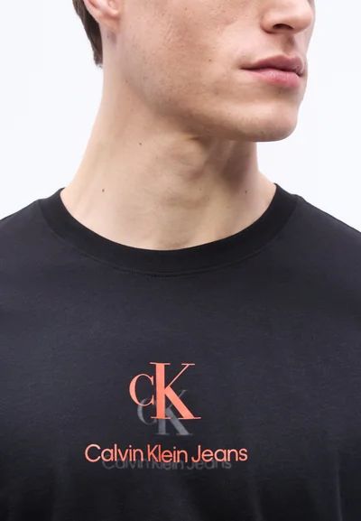 T-shirt Calvin Klein a logo sdoppiato 496